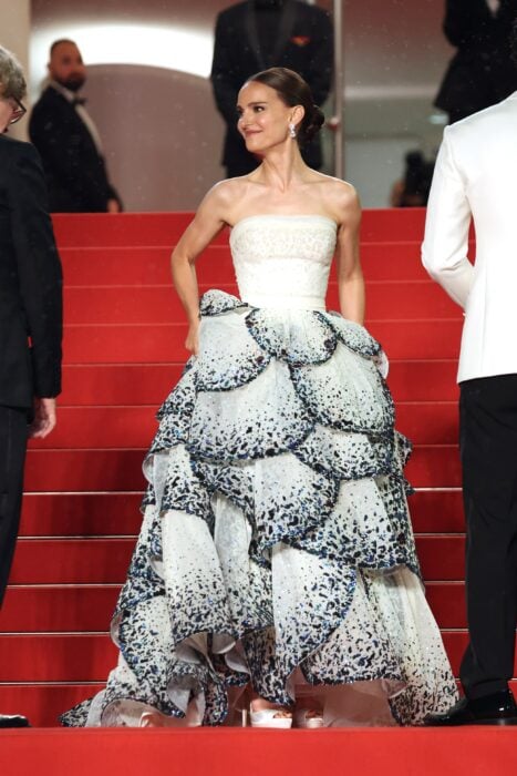 Natalie Portman en la alfombra roja en el Festival de Cannes 2023 luciendo un vestido Dior 