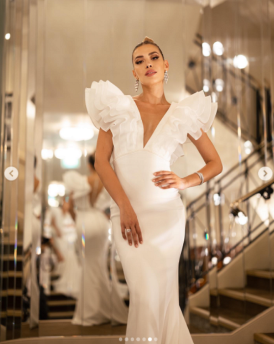 Michelle Salas vestida de novia posando para Pronovias en 2021