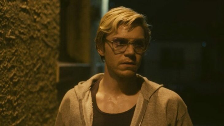 Evan Peters como Jeffrey Dahmer 