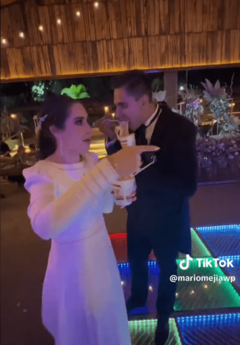 unos novios en la pista de baile comiendo su sopa maruchan en el día de su boda