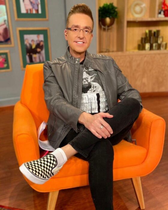 Daniel Bisogno sitting on a sofa on the set of the program Ventaneando 