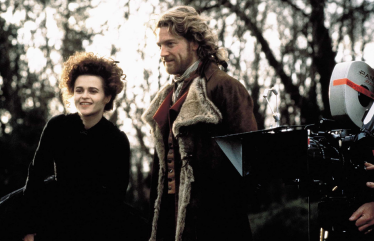 Helena Bonham Carter sonriente junto a su coprotagonista Kenneth Branagh en el set de la película El Frankenstein de Mary Shelley