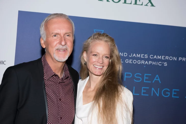 James Cameron posa junto a una sonriente Suzy Amis en la alfombra roja de un evento de cine