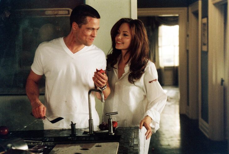 Brad Pitt y Angelina Jolie en una escena en la cocina de la cinta Sr. y Sra. Smith