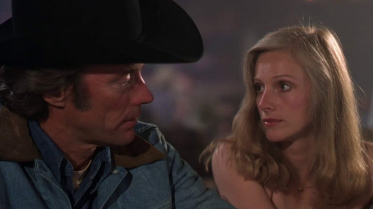 Escena de la película El forajido Josey Wales donde aparecen Clint Eastwood y Sondra Locke viéndose a los ojos