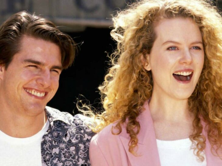 Tom Cruise estaba casado con Mimi Rogers cuando conoció a su coprotagonista Nicole Kidman en la película Días de trueno ambos sonríen en el set