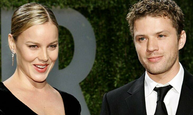 Ryan Phillippe y Abbie Cornish posan sonrientes en una alfombra roja llevan ropa formal