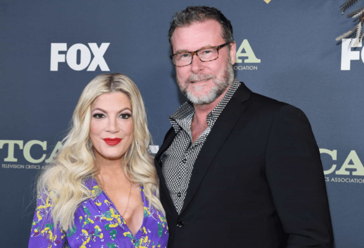 Tori Spelling posa junto a su esposo Dean McDermott a la llegada de un evento