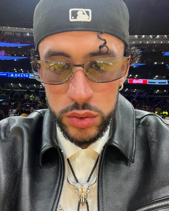 Bad Bunny en un partido de basquetbol 