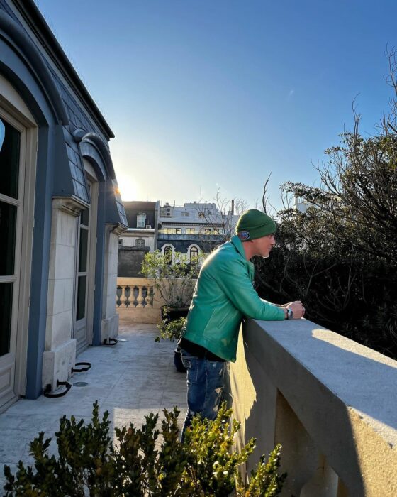 Alejandro Sanz in profile on a terrace 