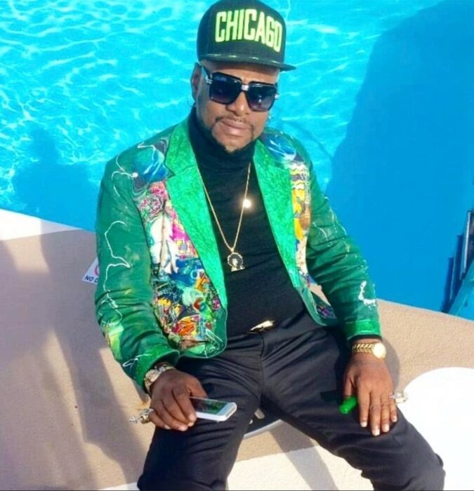 Don Magic Juan sentado cerca de una alberca 