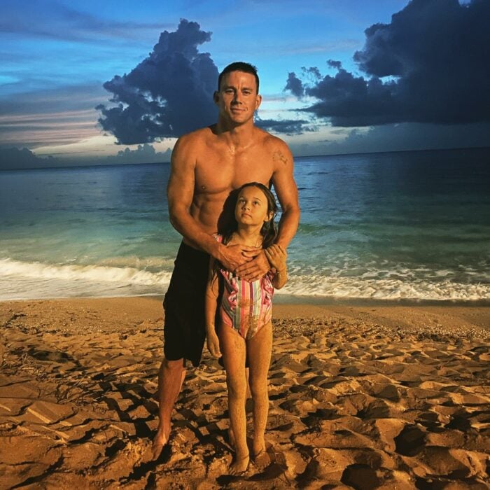 Channing Tatum con su hija en la playa 
