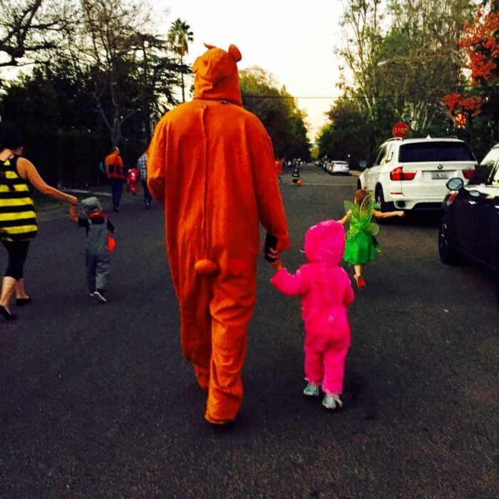 Channing Tatum caminando con su hija de espaldas 