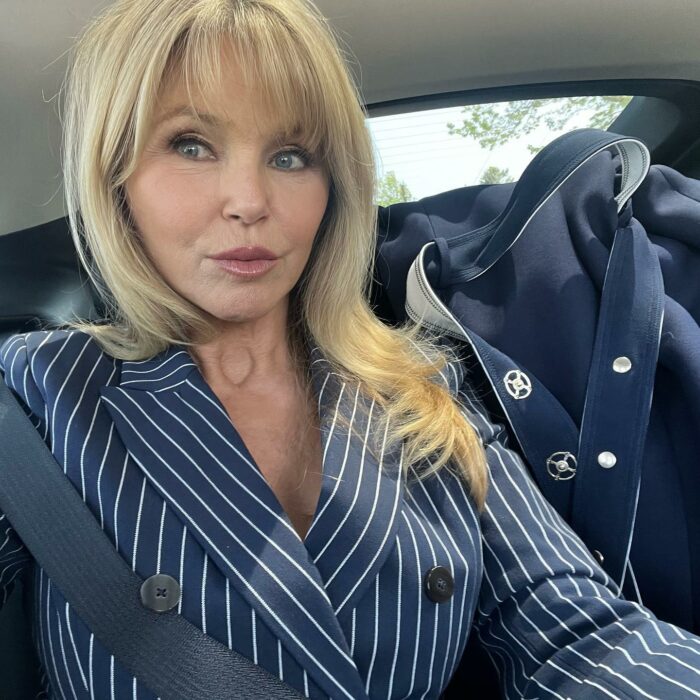 Christie Brinkley con saco azul con líneas blancas 