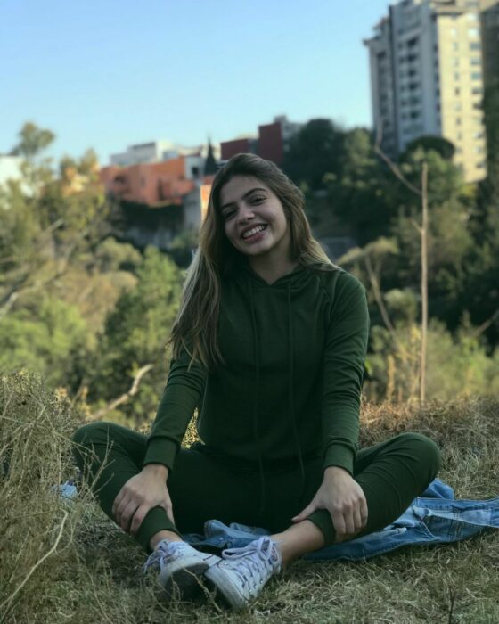 Daniela Parra sentada en un jardín 