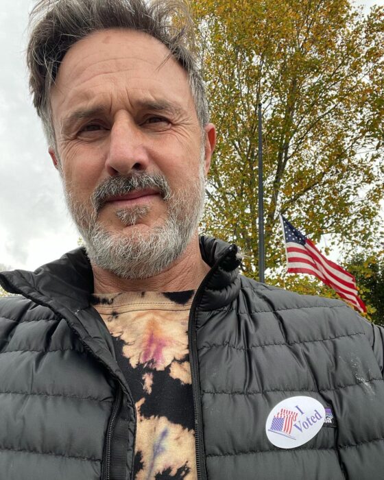 david arquette con chamarra el dia de la votacion