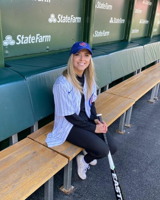Emily Zugay en un partido de beisbol 