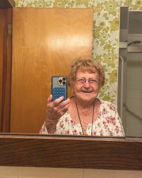 grandma droniak tomándose una selfie 