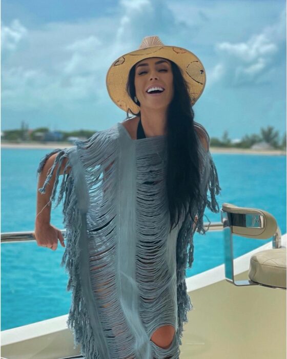 Inés Gomez mont en la playa con sombrero