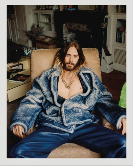 Jared Leto sentado en un sillón vestido con un saco azul 