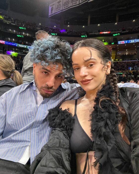 Rosalía con Rauw Alejandro en un partido de baloncesto 