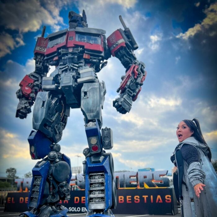 Michelle Rodríguez con Optimus de transformers 