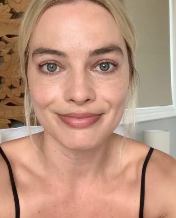 Margot Robbie sin tanto maquillaje y una blusa de tirantes 