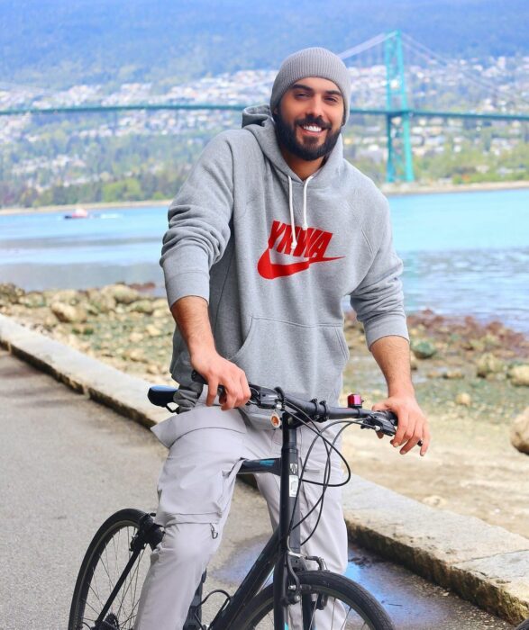 omar borkan con una bicicleta 