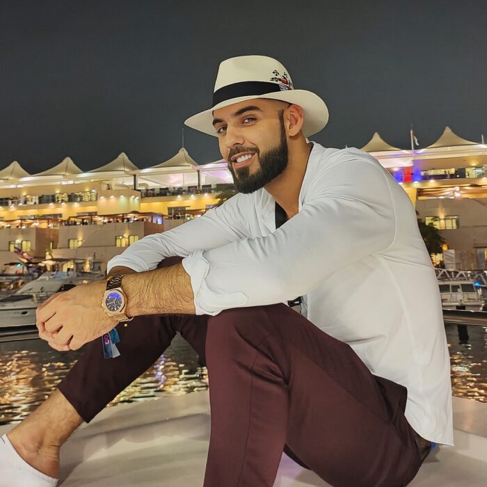 Omar borkan con camisa blanca pantalón café y sobrero 