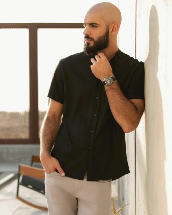 Omar Borkan con camisa negra y pantalon beige