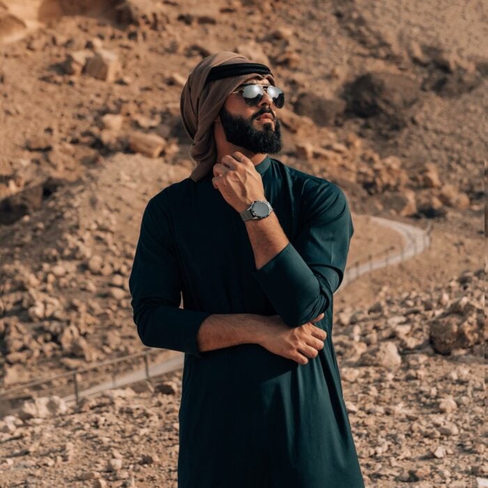 Omar Borkan con atuendo árabe en un paisaje desértico 