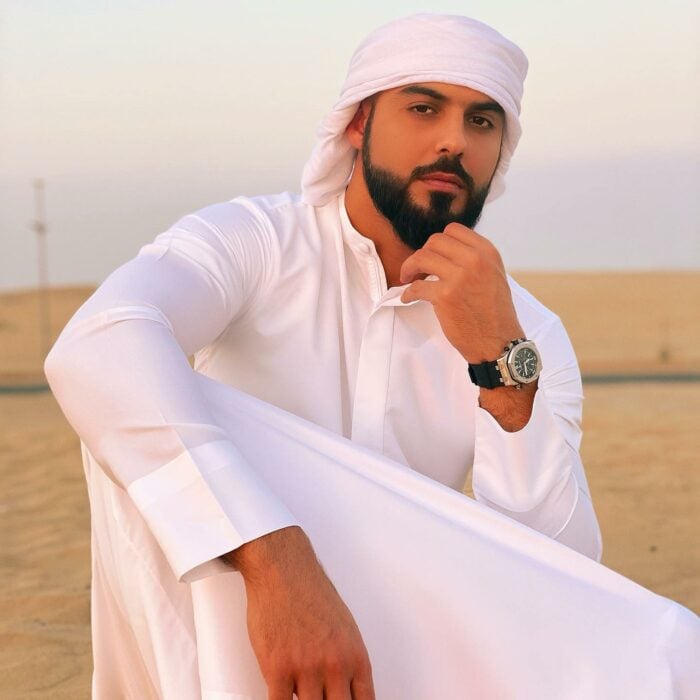 Omar Borkan con un traje árabe en color blanco 