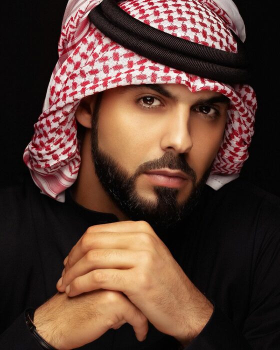 Omar borkan con atuendo árabe y muy serio 