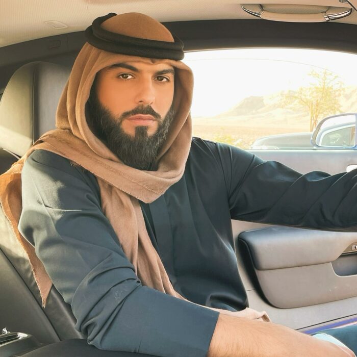 Omar Borkan con atuendo árabe arriba de un coche 