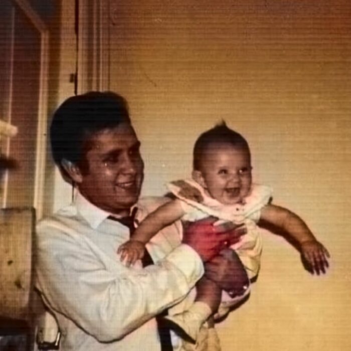 Paco Stanley con su hijo Paul en los brazos 