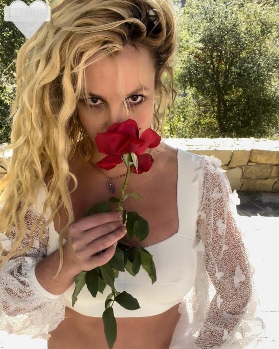 Britney Spears con una rosa roja en la cara