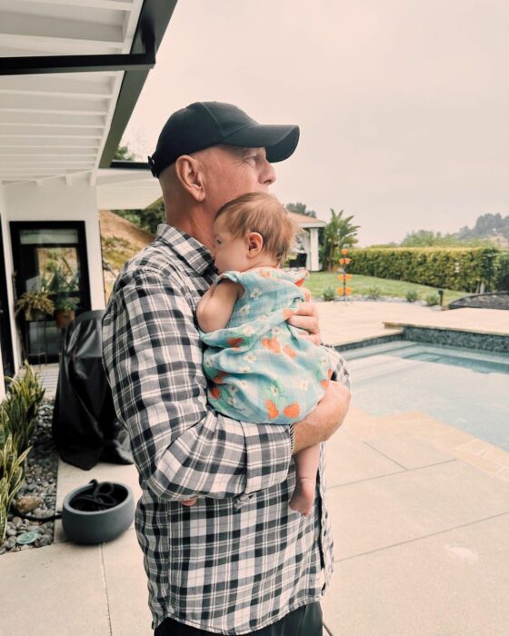 Bruce Willis cargando a su nieta 