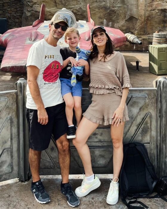 Sandra Echeverría y Leonardo de Lozanne y su hijo 