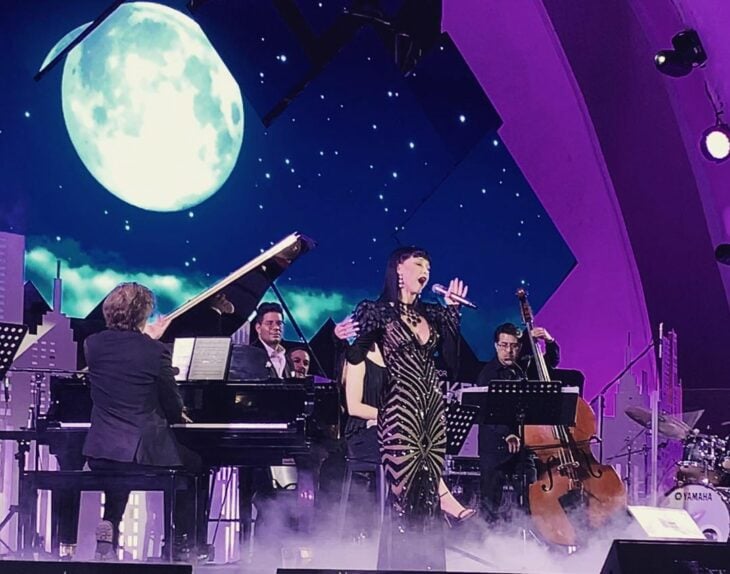 Susana Zabaleta cantando en concierto 