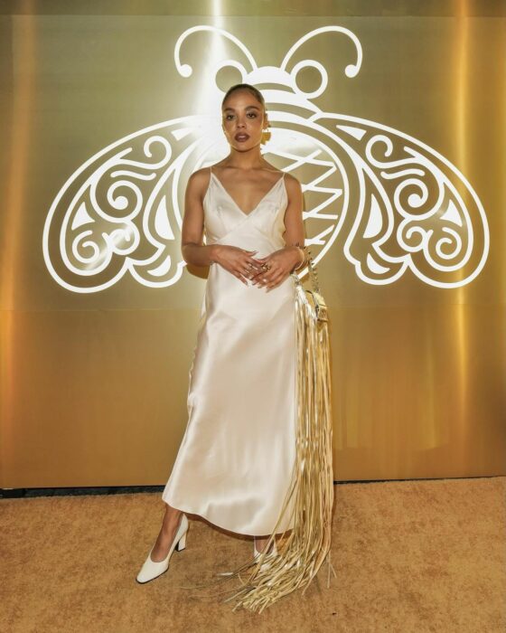 Tessa Thompson con vestido blanco 