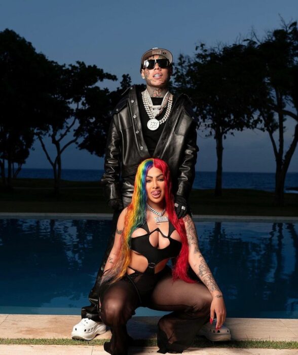 Yailin con 6ix9ine posando para foto al lado de una alberca 