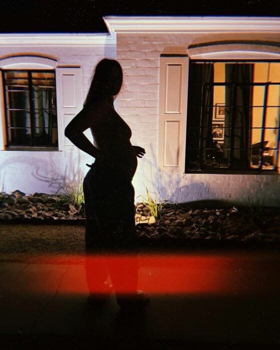 silueta de Yuridia embarazada 