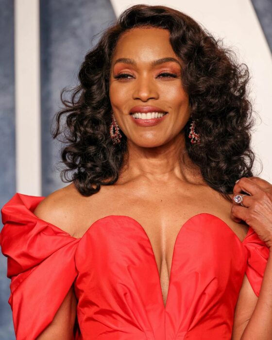 Angela Bassett con vestido rojo y escote profundo