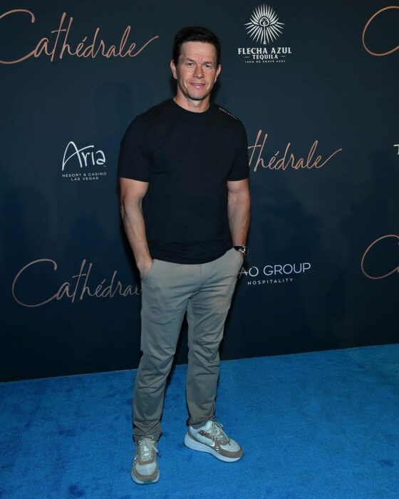 Mark Wahlberg en una alfombra azul del evento 