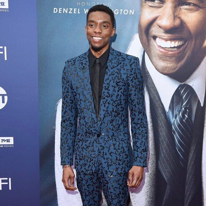 chadwick boseman en una alfombra roja