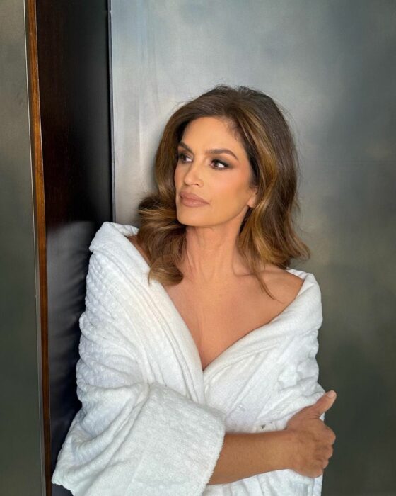 Cindy Crawford cruzada brazos cubierta con una toalla 