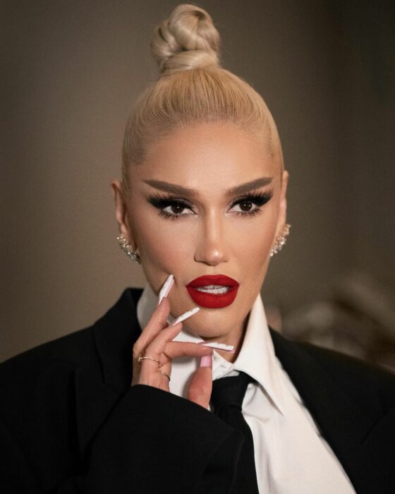 gwen stefani con el cabello recogido