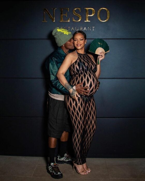 Rihanna con su esposo posando embarazada 