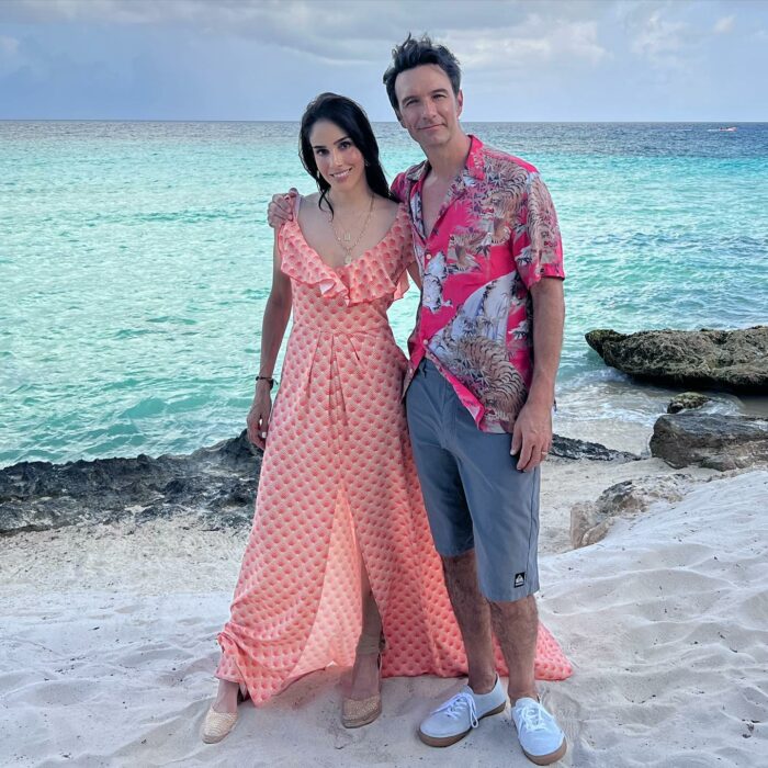 Sandra Echeverría y Leonardo de Lozanne en la playa