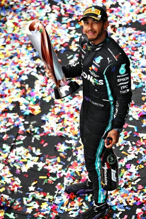 Lewis Hamilton posando con un trofeo después de una carrera 